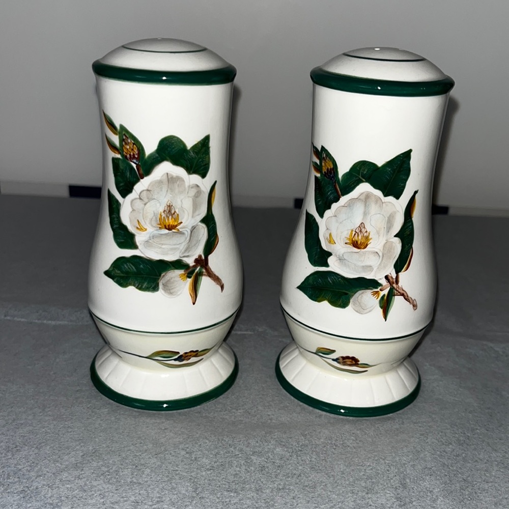 Salt and pepper shakers with magnolia by FIB